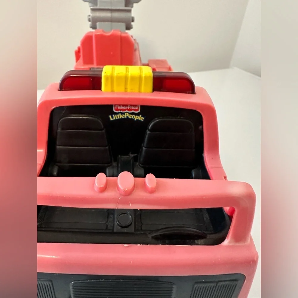 Fisher-Price‎ 2007 L3940 Fire Truck Little People With Sounds VTG